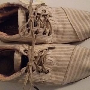 Toms Bota shoes NWT